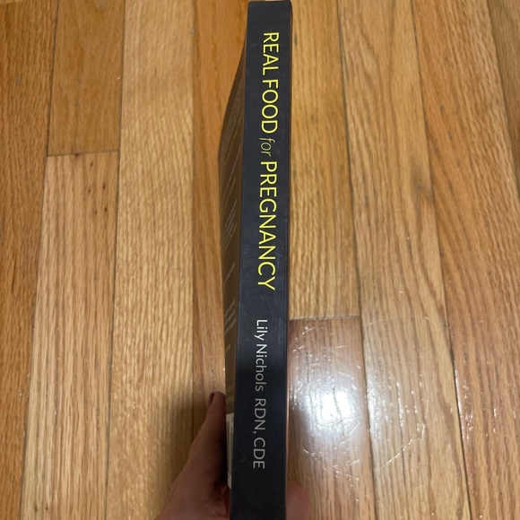 📚 “Real Food for Pregnancy” by Lily Nichols – Excellent Condition! 🌿 - Picture 2 of 4